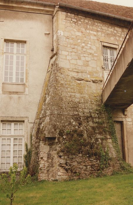 façade sud-ouest, base gallo-romaine et médiévale