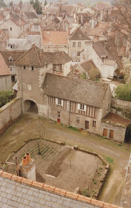 cour sud avec l'ancienne porterie