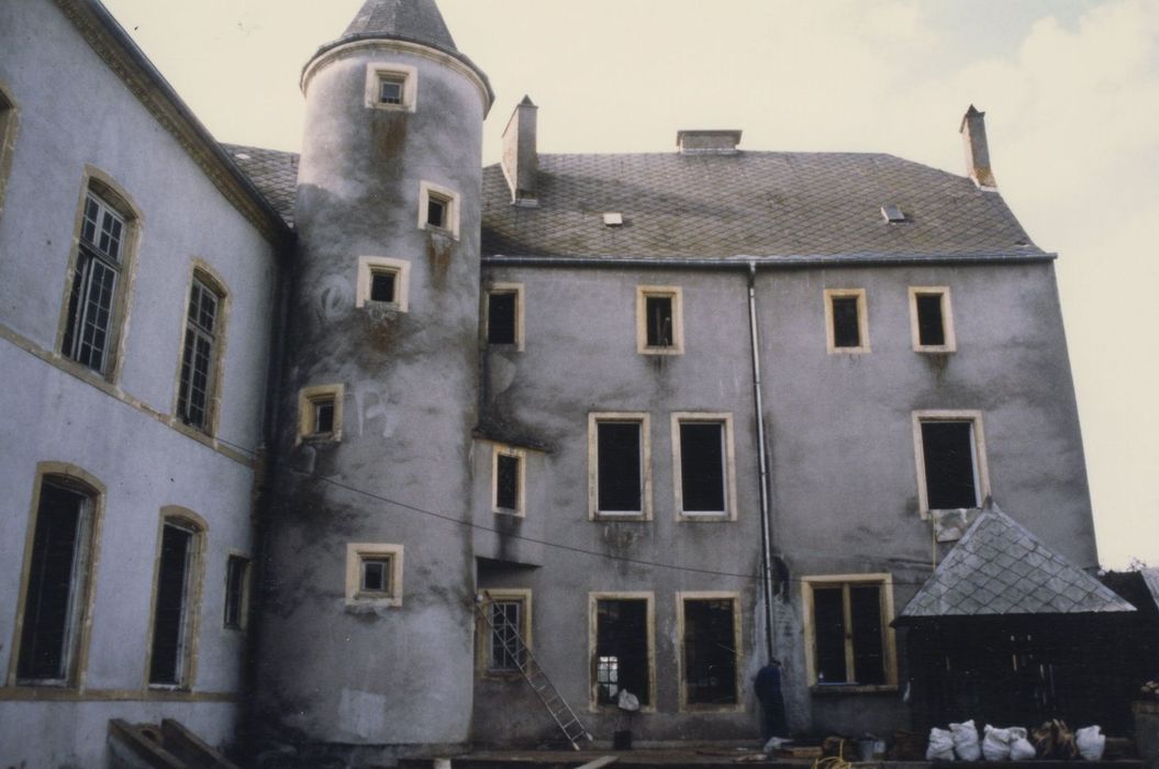 aile en retour sur cour, façade sud-est