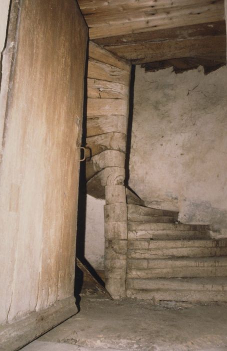 vue partielle de l’escalier à vis de l’angle sud de la cour