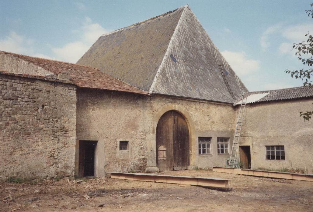 grange, angle nord-est de la cour, ensemble sud