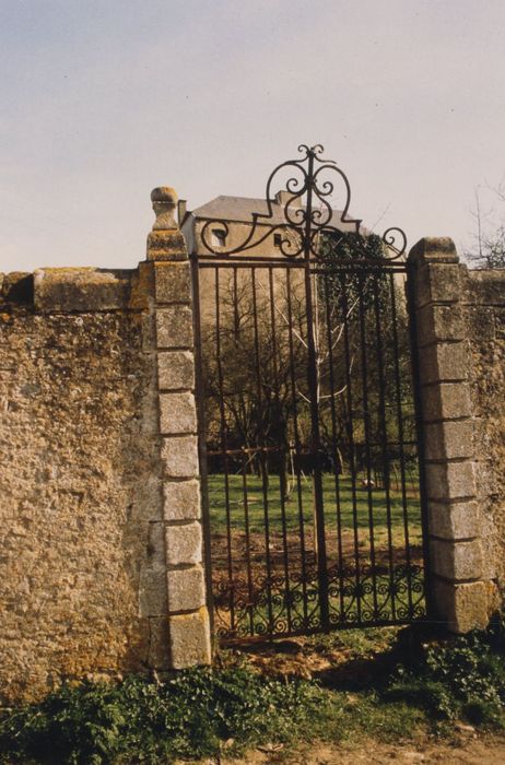 grille d’accès depuis la rue du Château