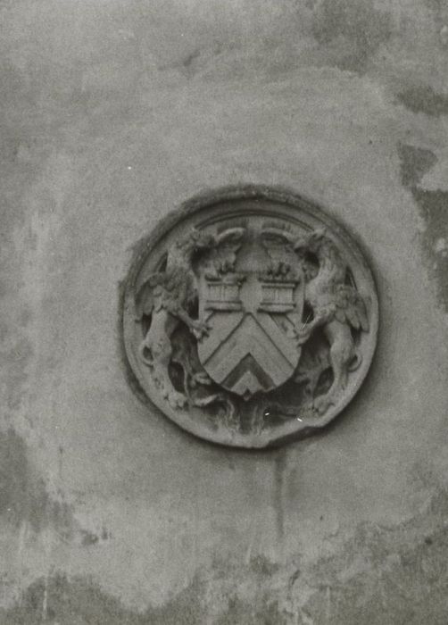 façade sud-ouest, détail d’un bas-relief sculpté aux armes des Baudoche