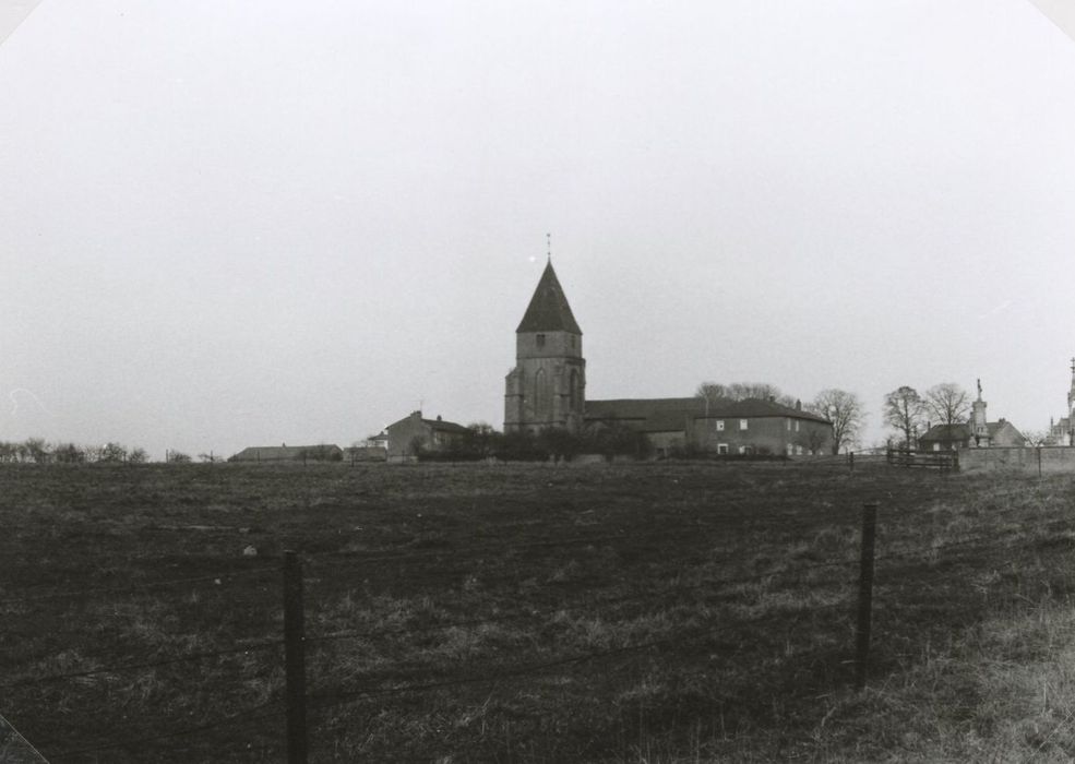 vue générale de l’église dans son environnement depuis le Sud-Est