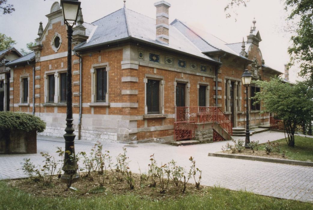 bâtiment de 1890, façades nord et est, vue partielle