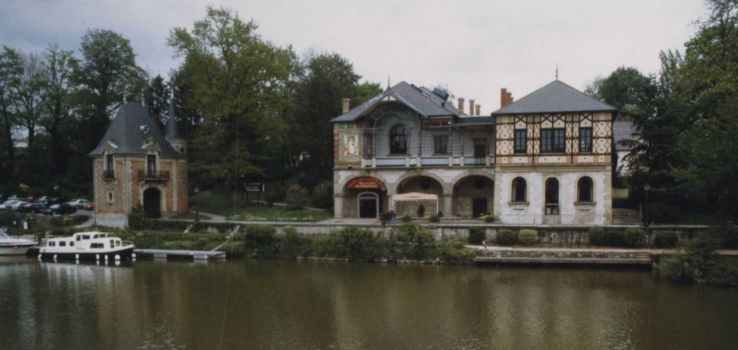 vue générale des bâtiments dans leur environnement depuis l’Ouest