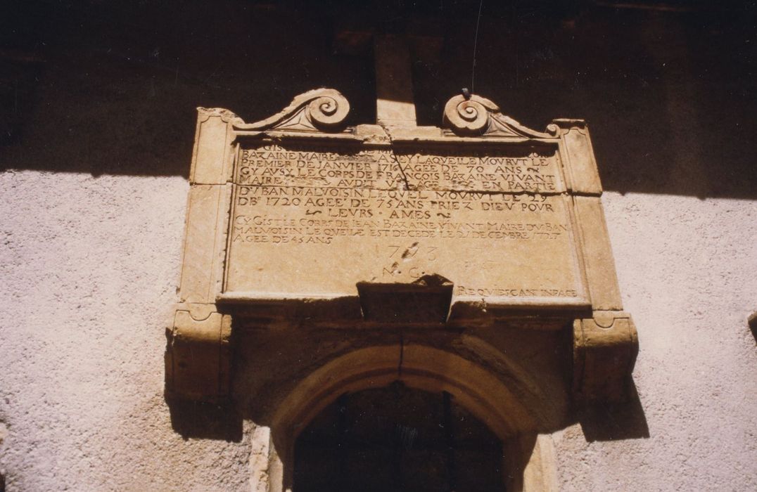 façade latérale sud, détail d’un monument funéraire