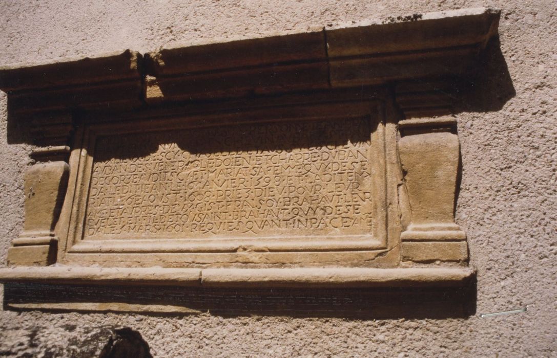 façade latérale sud, détail d’un monument funéraire