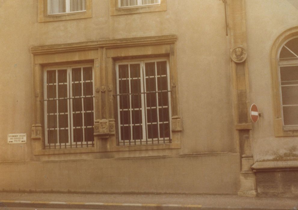 façade sur rue, détail des baies du rez-de-chaussée