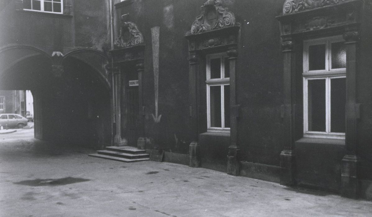 façade sur cour, vue partielle