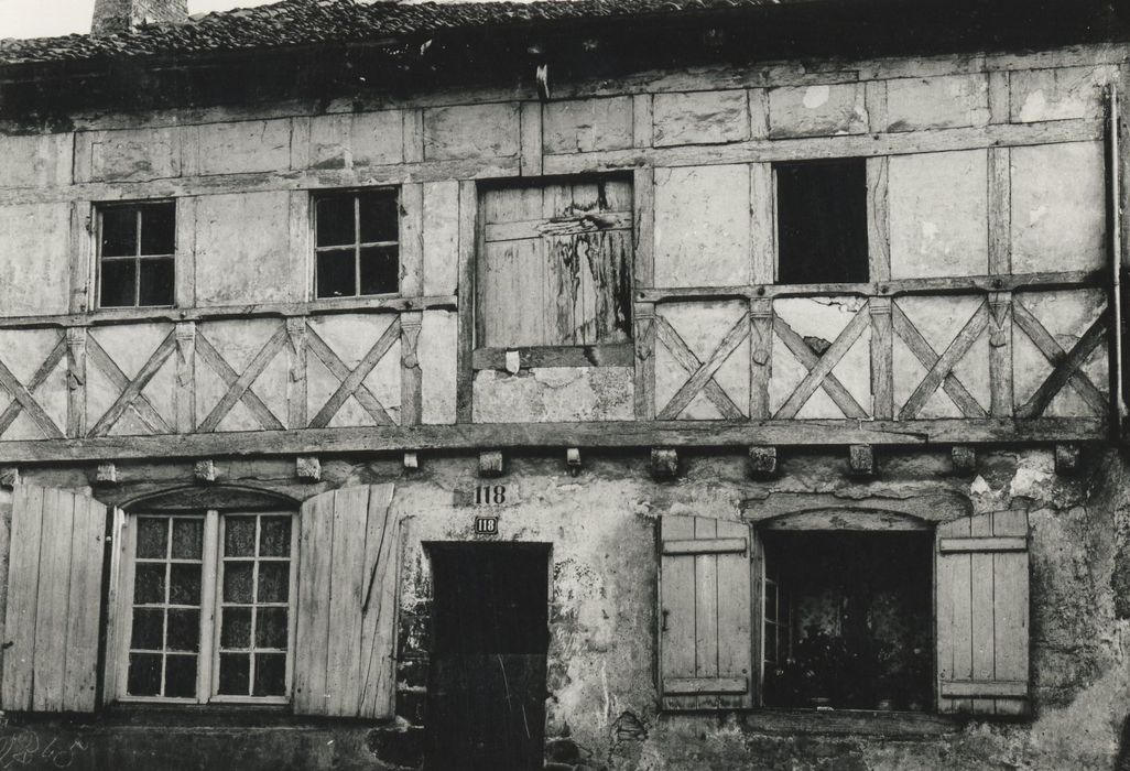 façade sur rue, vue partielle