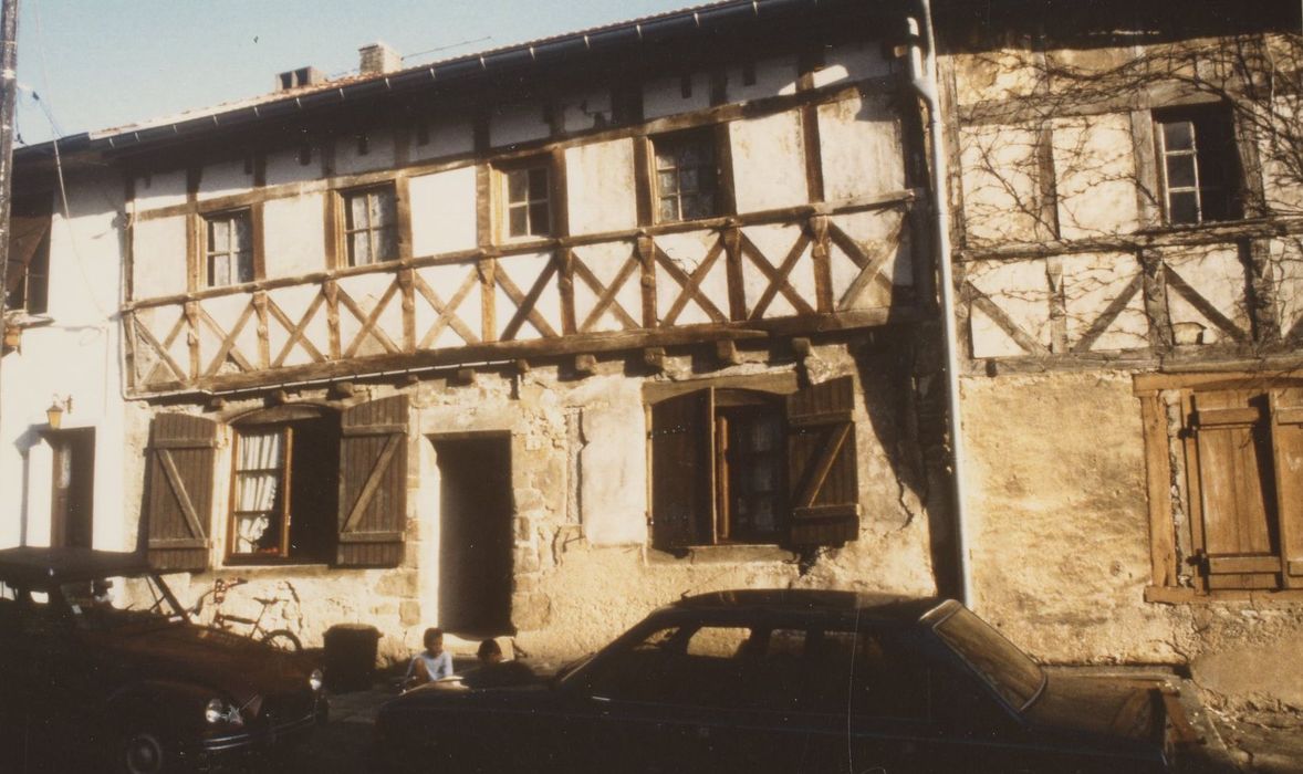 façade sur rue, vue partielle