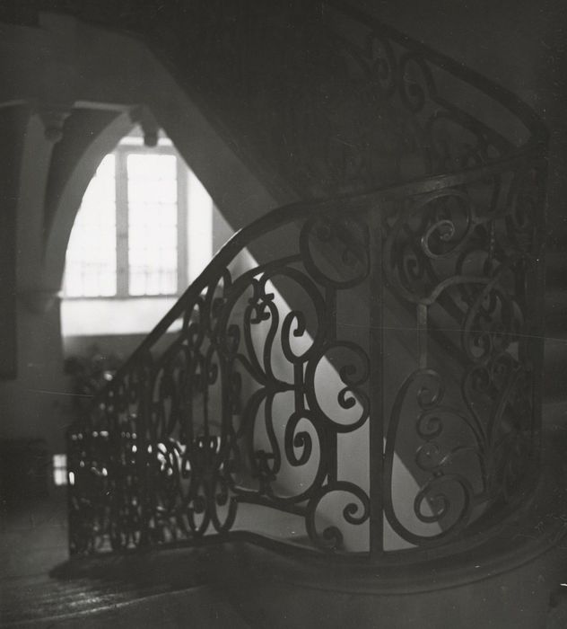 escalier monumental, détail de la rampe en fer forgé