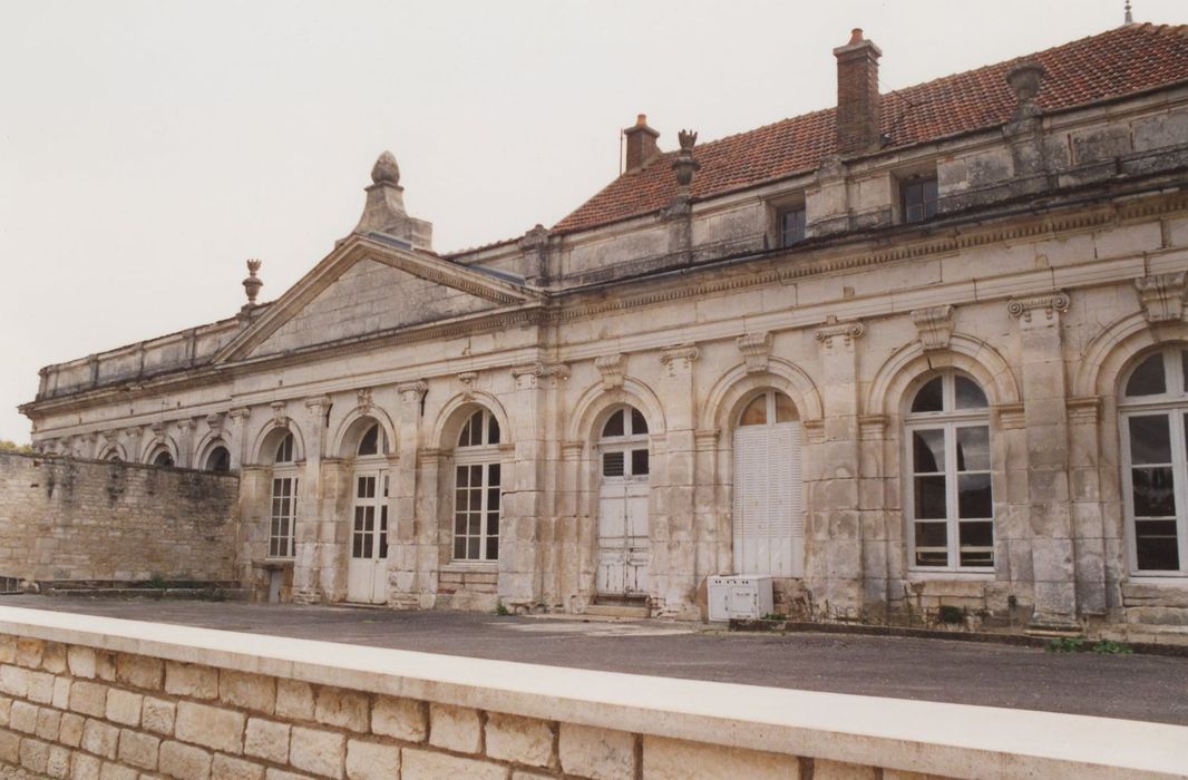 ancienne orangerie, façade sud, vue partielle