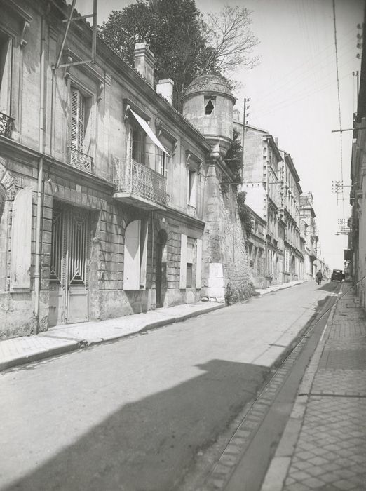 vue partielle du bastion dans son environnement urbain