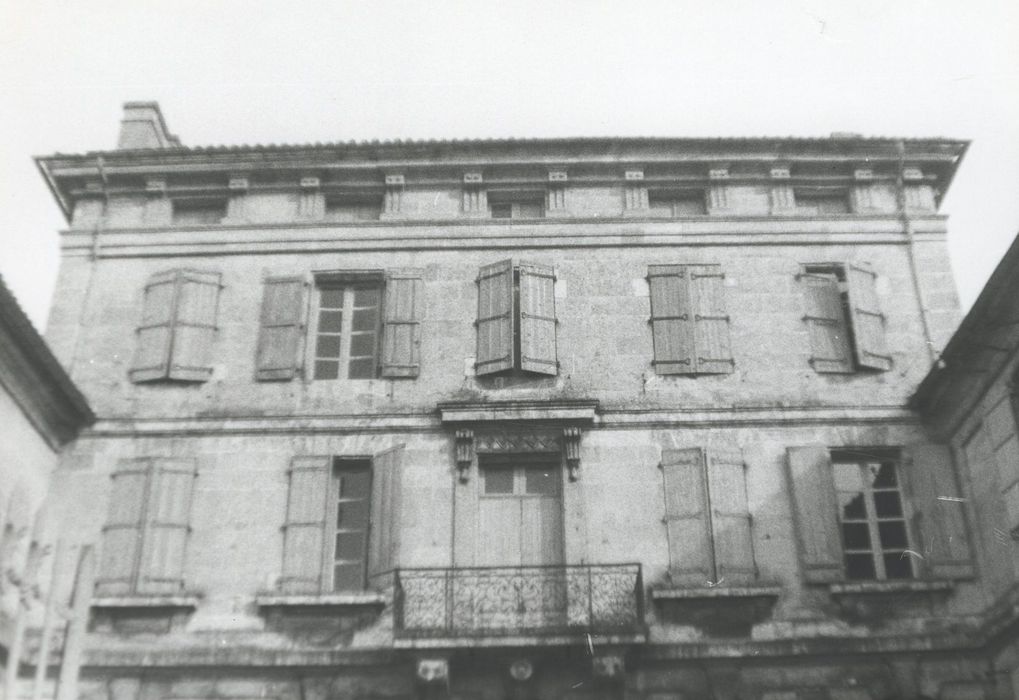 façade sur cour, vue partielle