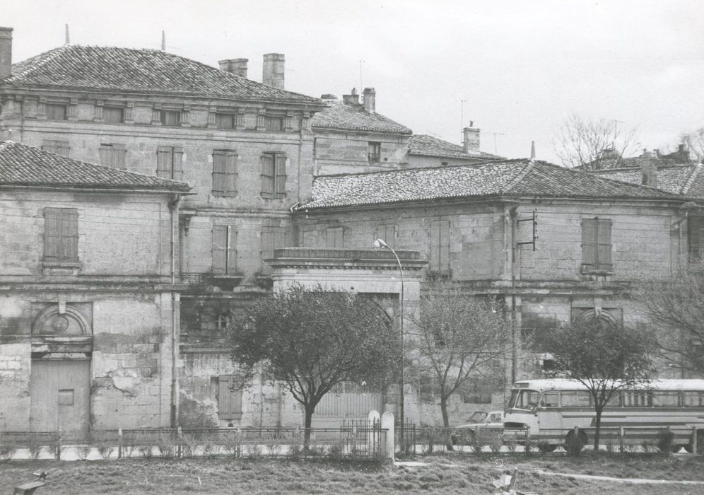 vue partielle du bâtiment dans son environnement