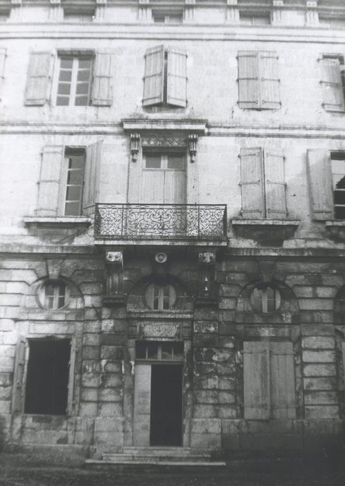 façade sur cour, vue partielle