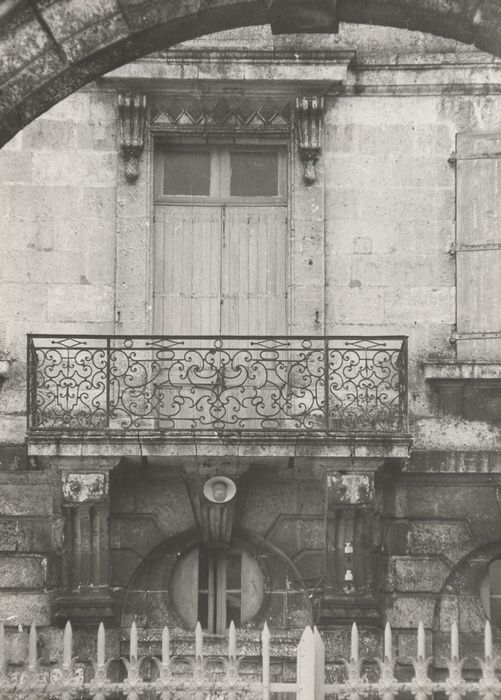 façade sur cour, détail du balcon du 1er étage