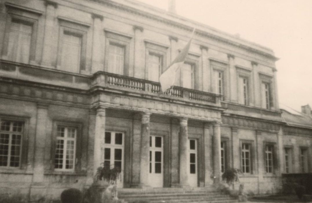 façade sur la cour d’honneur, vue partielle