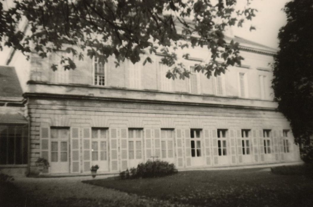 façade sur jardin, vue partielle