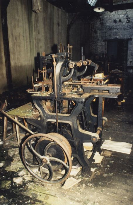 atelier du blanc ; chaîne des enveloppes, machine alternative à plier les enveloppes pour les cartes de visite (plaques : Istare)