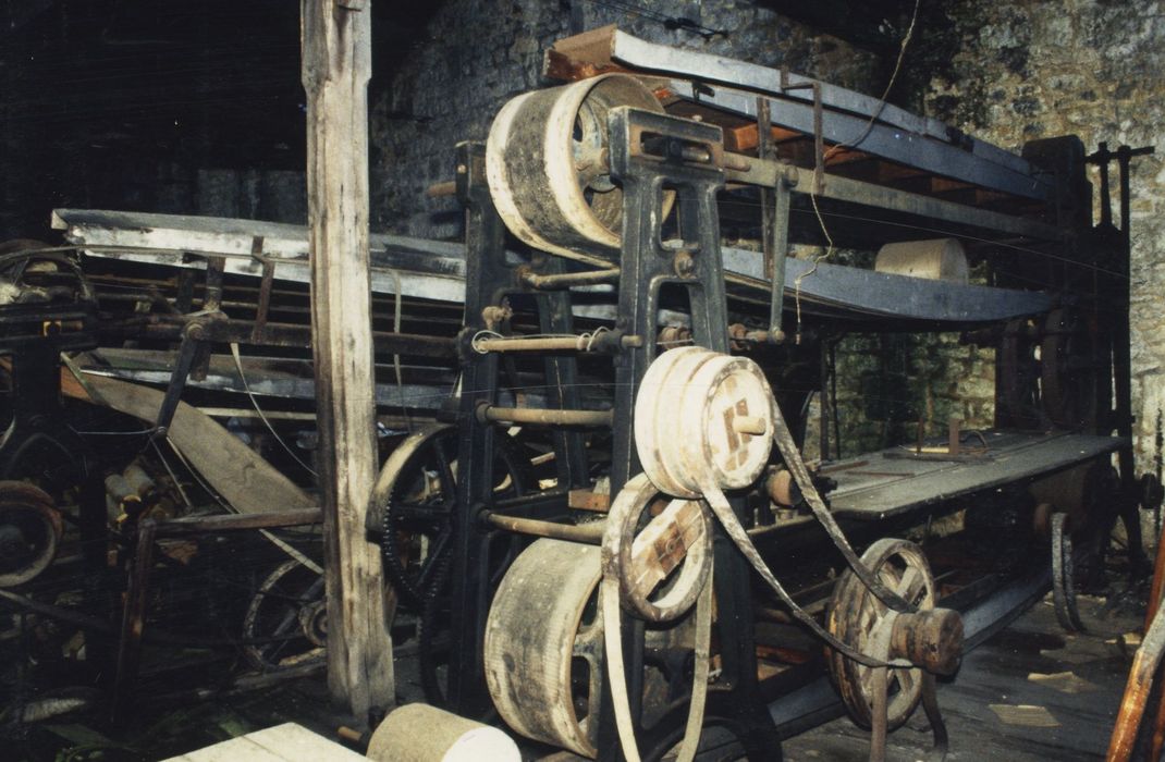 atelier du blanc ; chaîne des enveloppes, machine à gommer les enveloppes