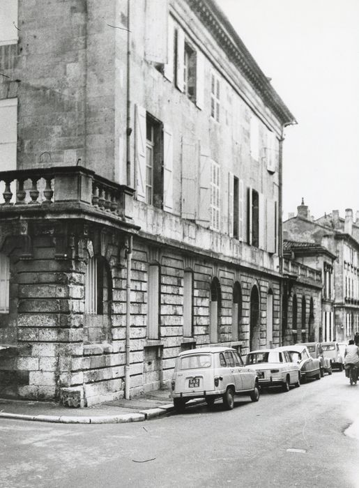 façade sur rue, vue partielle