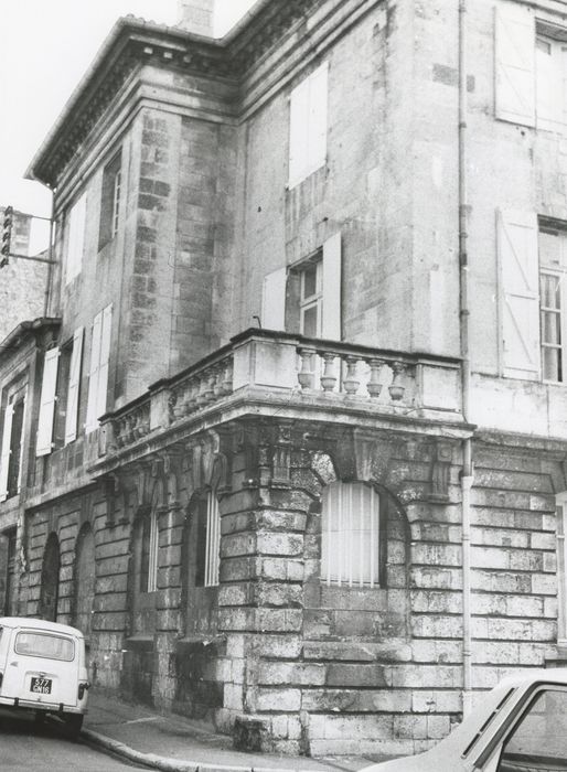 façade sur rue, vue partielle