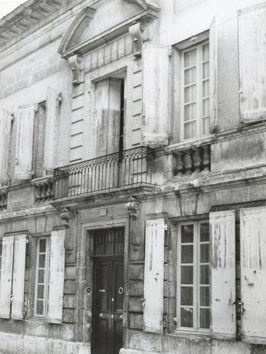 façade sur rue, vue partielle