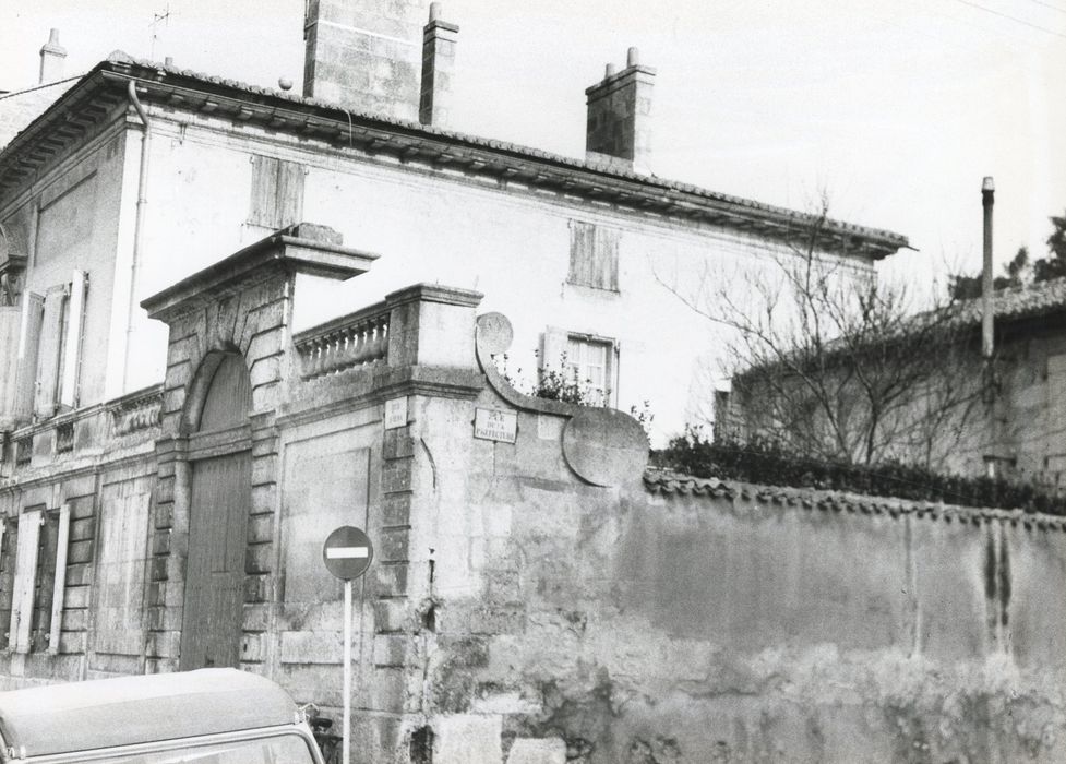 façade latérale sur jardin, vue partielle