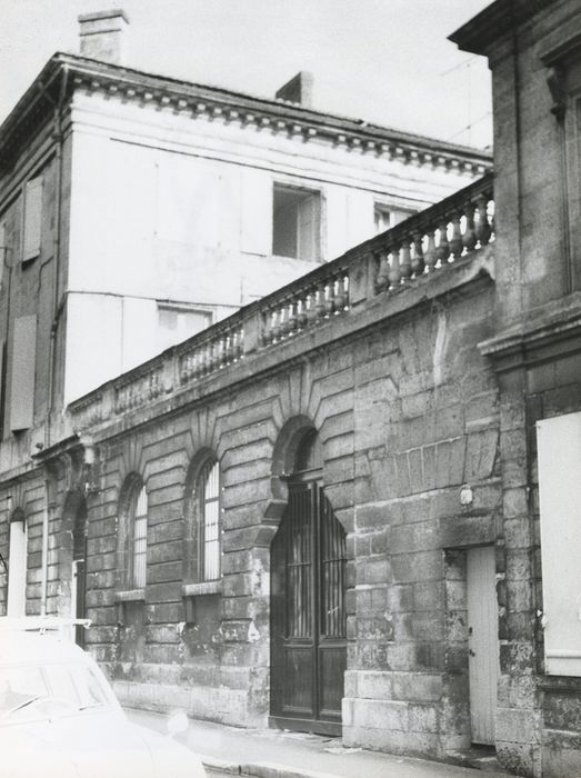 façade sur rue, vue partielle