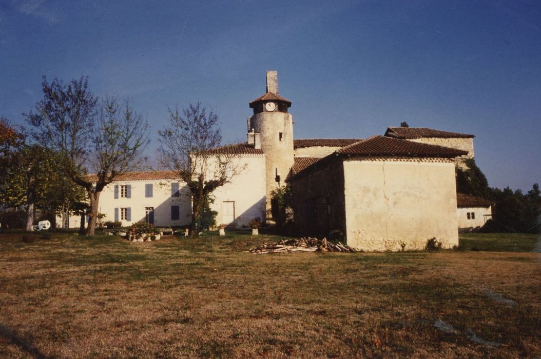 vue générale de l’église dans son environnement depuis le Sud