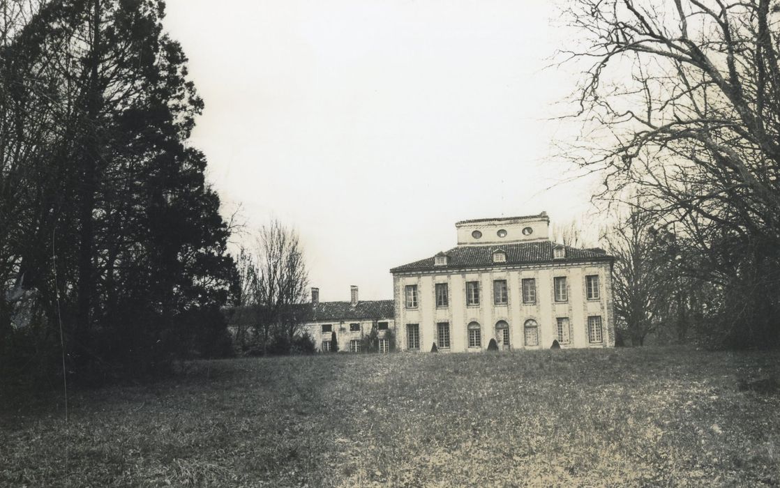 vue générale du château dans son environnement depuis le Sud