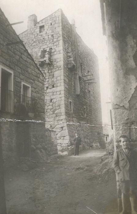 vue partielle de la tour dans son environnement