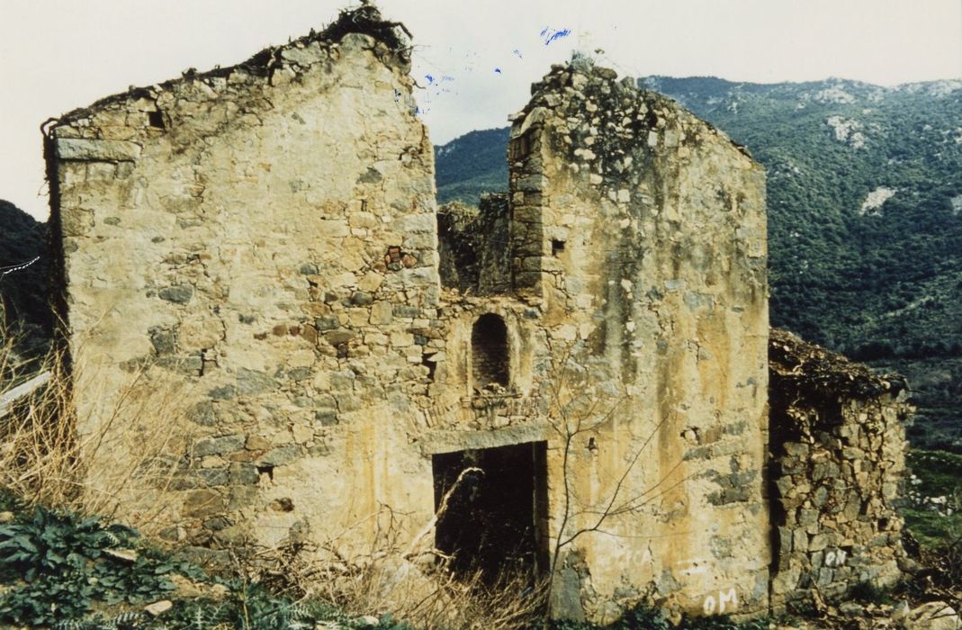 église, vue partielle des ruines