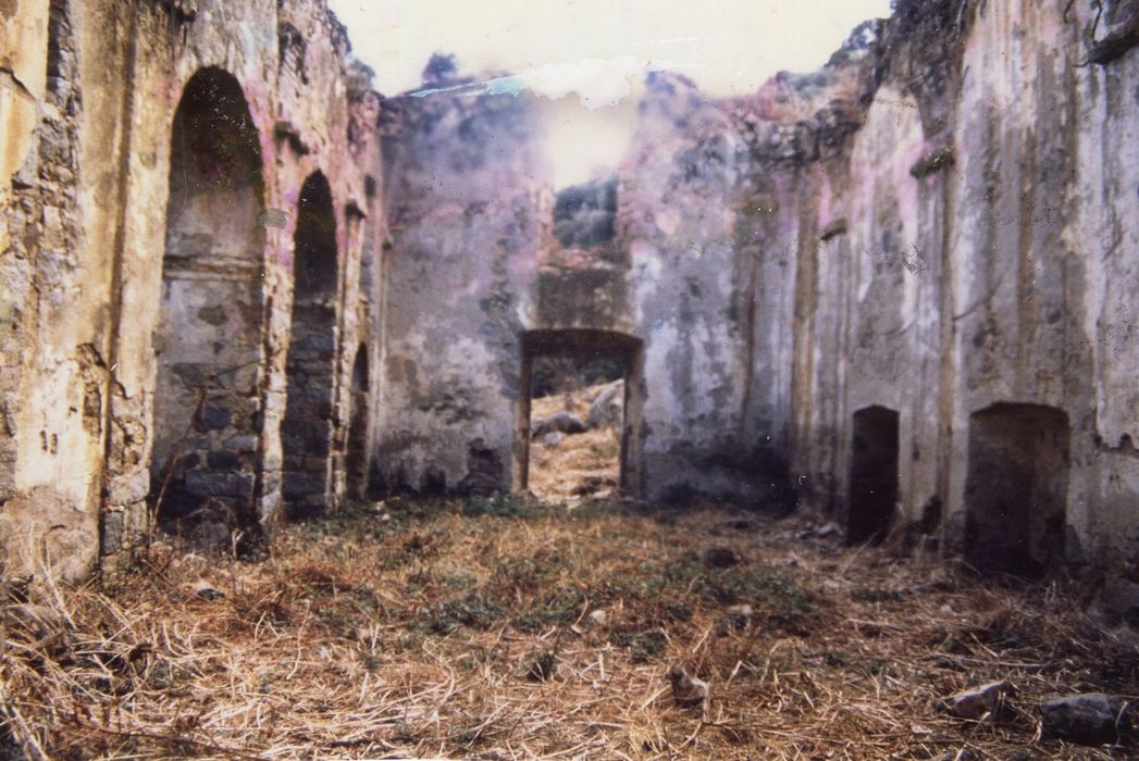 église, vue partielle des ruines