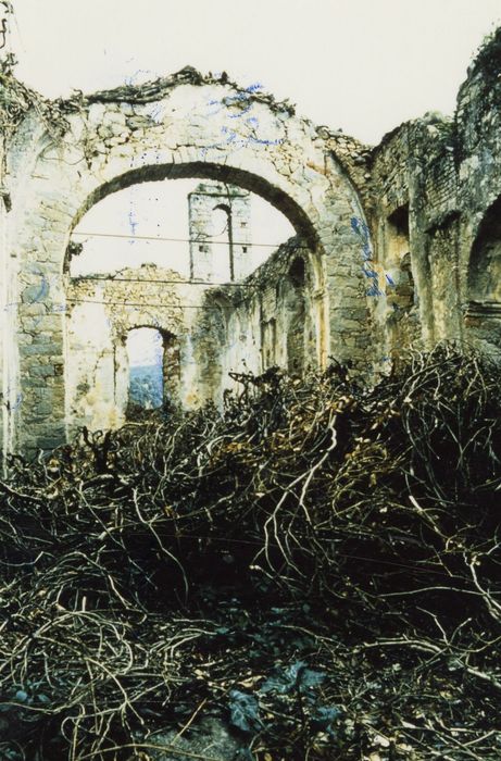 église, vue partielle des ruines