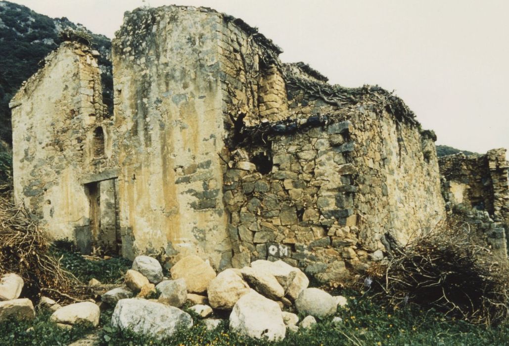 église, vue partielle des ruines