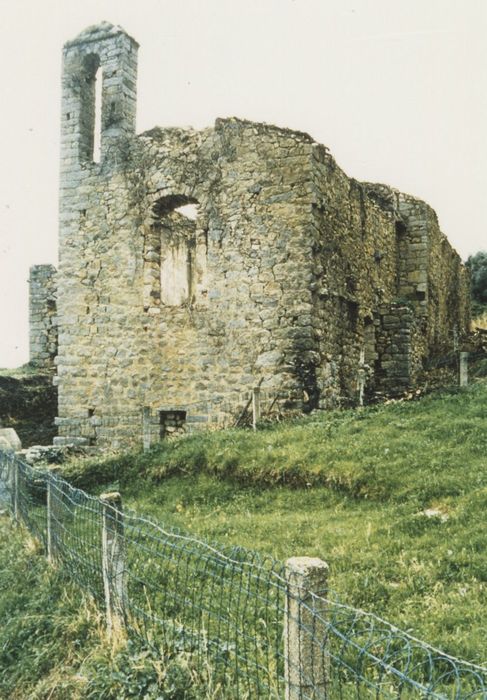 église, vue partielle des ruines