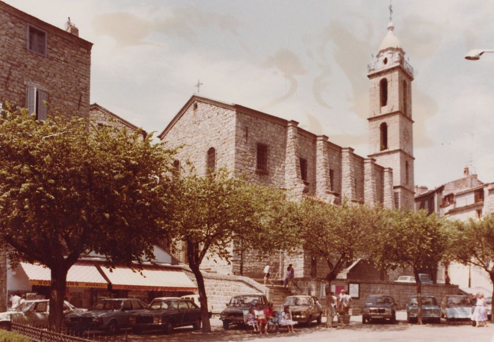 vue partielle de l’église dans son environnement