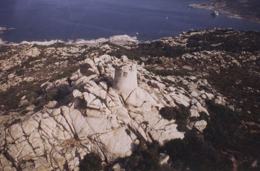 Vue aérienne de la tour dans son environnement