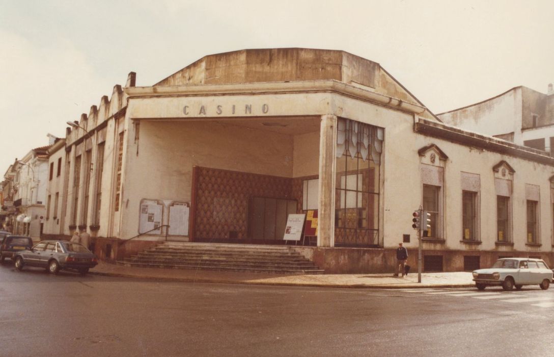 Angle nord-ouest, entrée