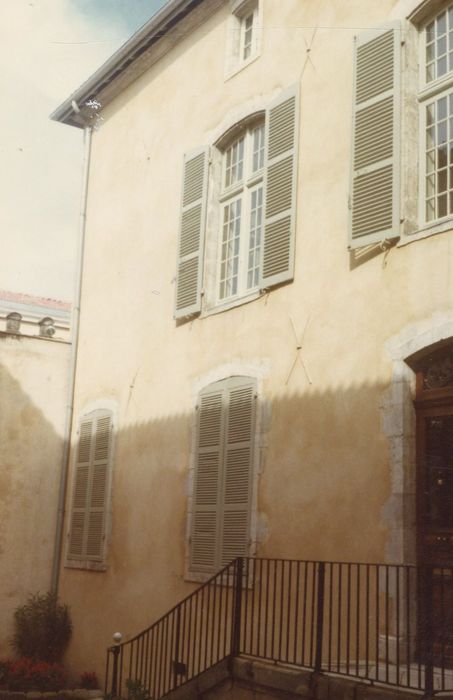 façade nord sur cour, vue partielle