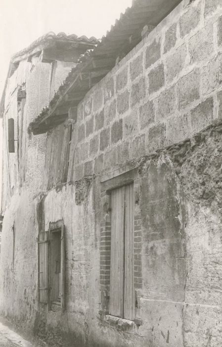 façade latérale sur rue, vue partielle