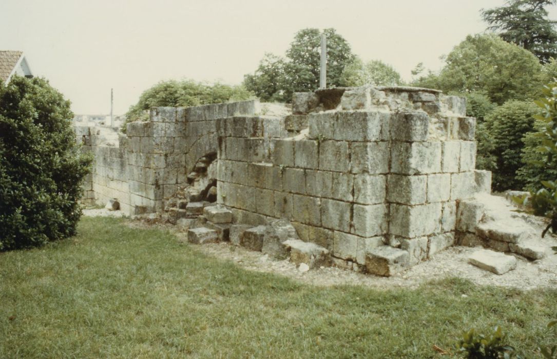 Vue partielle des ruines, mur gouttereau nord