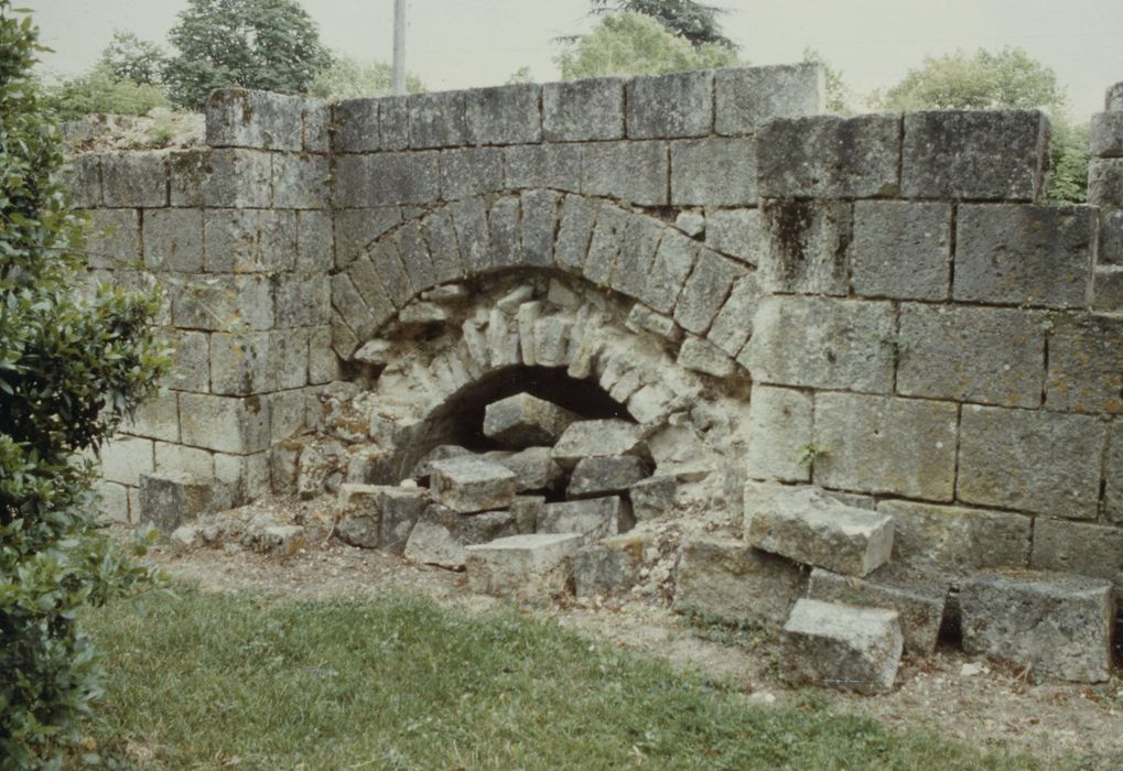 Vue partielle des ruines, mur gouttereau nord