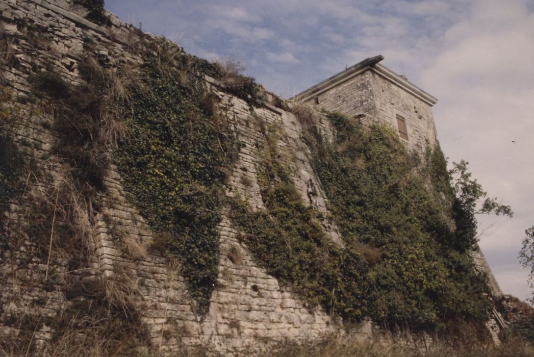 mur de soutènement est, vue partielle