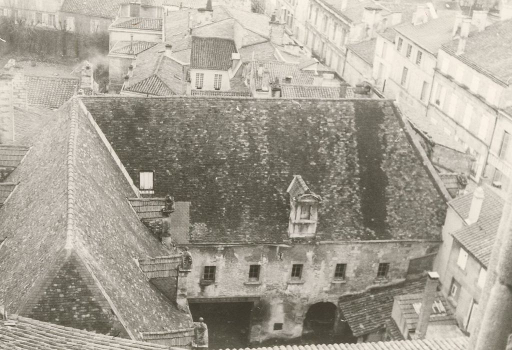 vue générale des toitures depuis l’église Saint-Léger