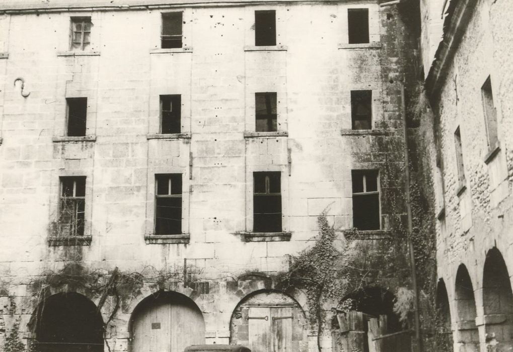 cour du cloître, vue partielle des façades